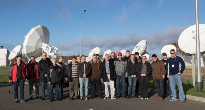 SBC Gruppenfoto am Eingang des Sende- und Empfangszentrums Rambouillet (südwestlich Paris) von Eutelsat
